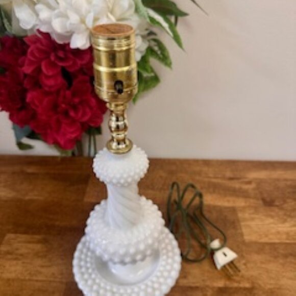 Vintage Milk Glass Hobnail Lamp –‎ Twisted Base Table Light Tested Working - Picture 4 of 6